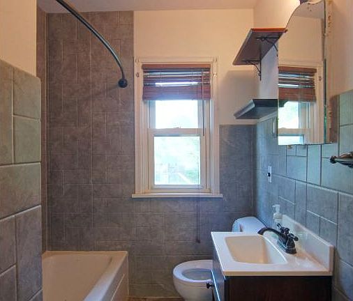 4th image of 163 Bernard St E