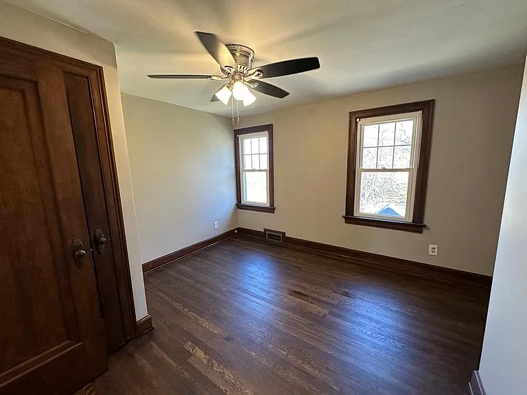 700 Iona Ave — Photo 14