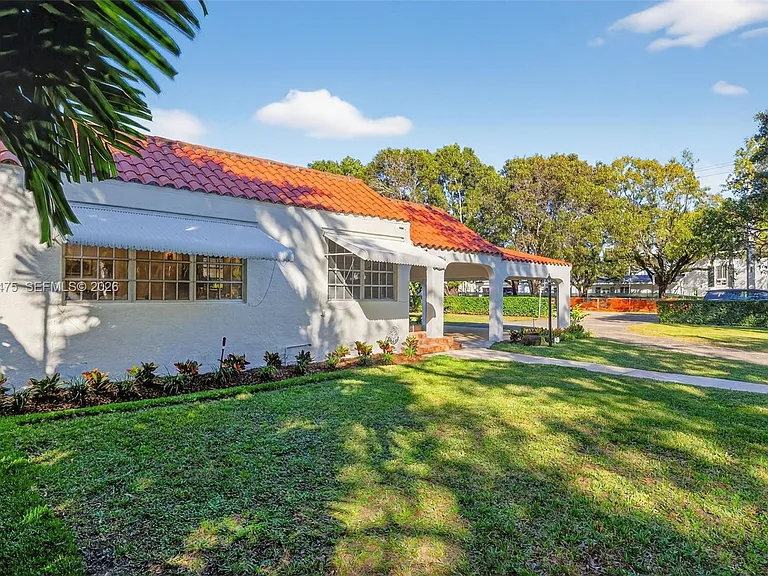1305 Alhambra Cir — Photo 44