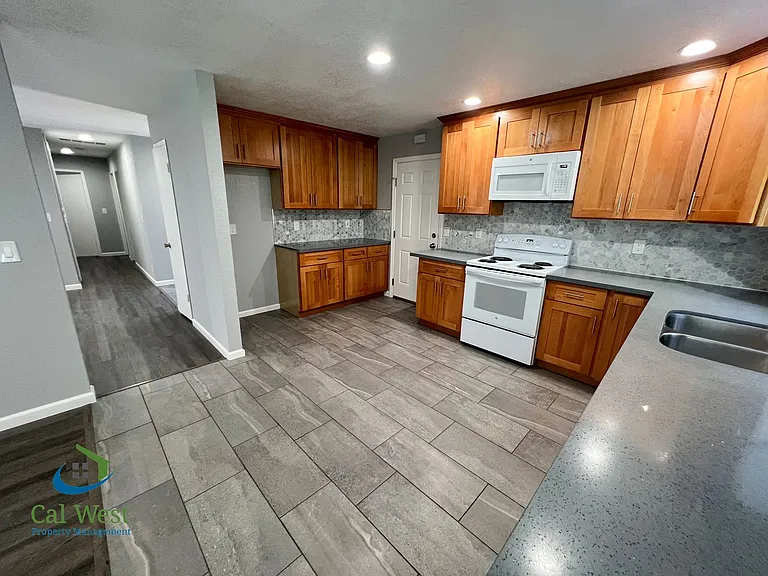 1567 Oriole Ave — Photo 12