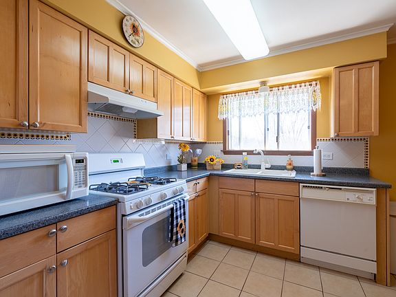 4th image of 489 Leslie Ct APT 301
