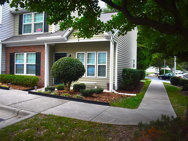 7821 River Field Dr — Photo 2