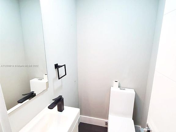 4th image of 1752 NW 44th St