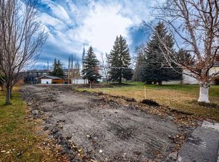 2826 31st St SW, Calgary, AB T3E 2P7