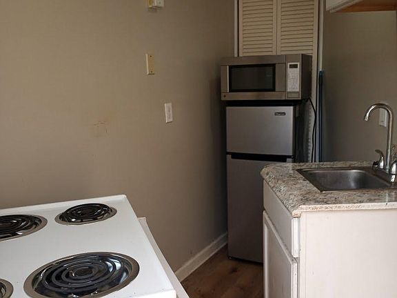 2nd image of 2214 Melbourne St #B