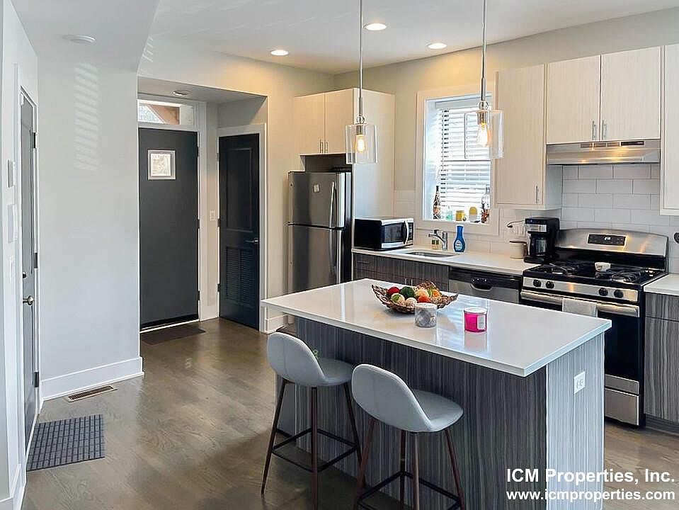 1st image of 2633 N Rockwell St #1R