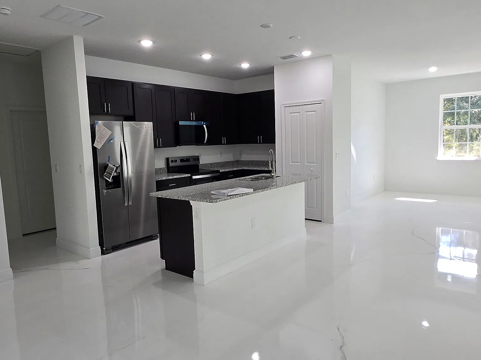 4 bed, 1886 sqft, $2,200 — Photo 2