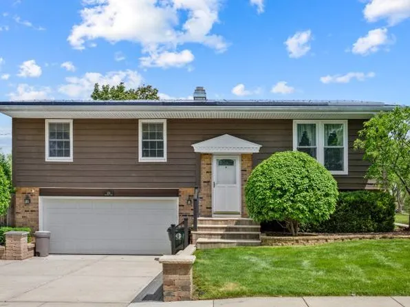 318 Hillcrest Dr, Algonquin, IL 60102