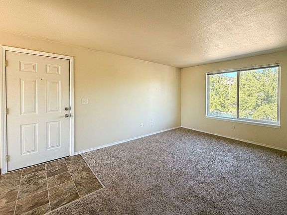 4th image of 465 E Ellendale Ave #8