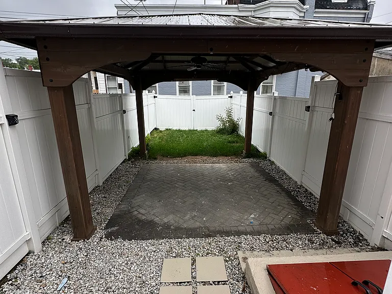 525 Perry St — Photo 14