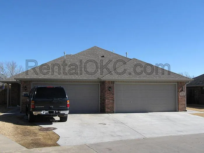 2 bed, 1.0 bath, 830 sqft, $1,080 — Photo 1