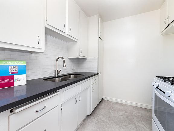 5th image of 5926 Woodman Ave #5