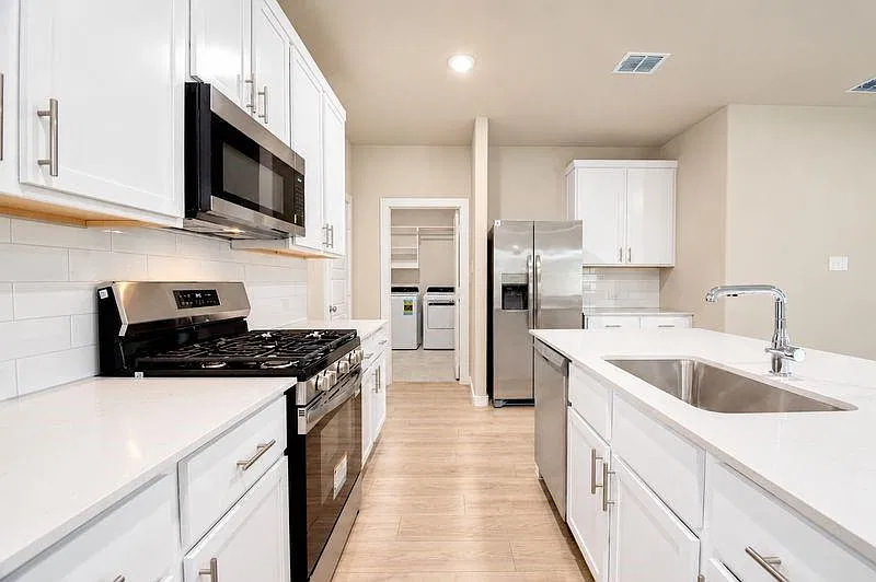 4 bed, 2068 sqft, $2,500 — Photo 3
