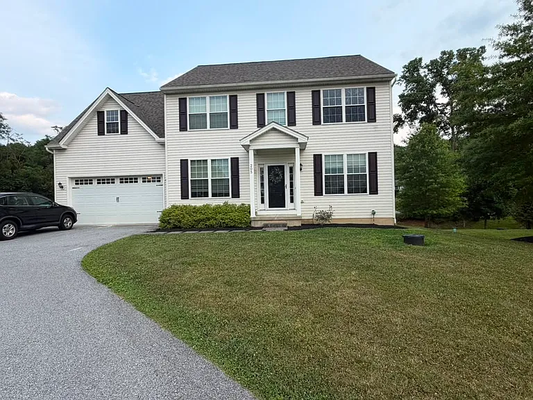 205 Carriage Walk Dr — Photo 1