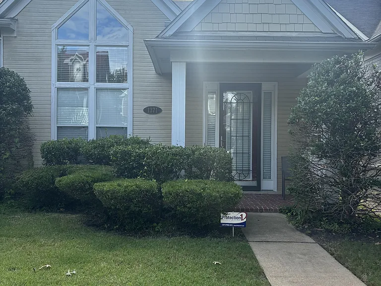 1371 Island Town Dr — Photo 1