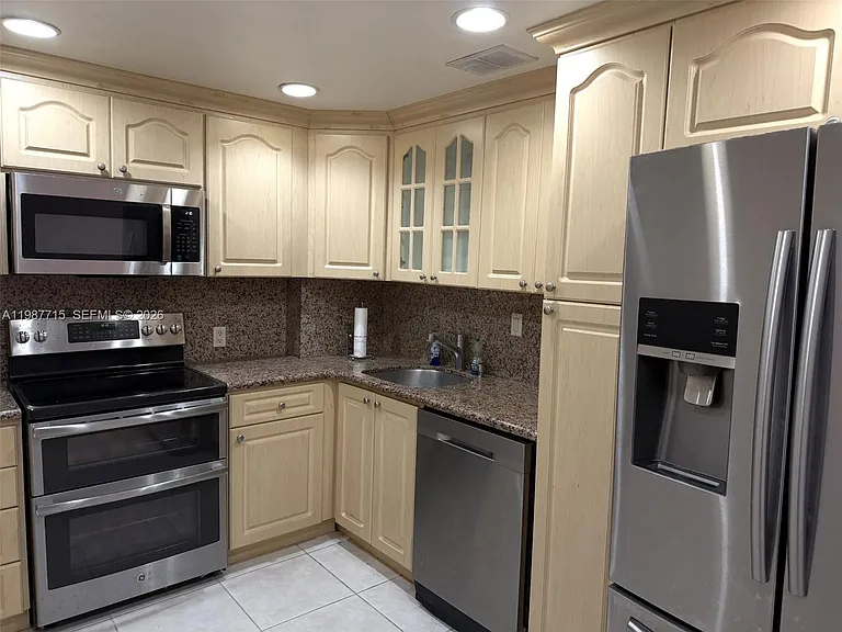 100 Bayview Dr #528 — Photo 8