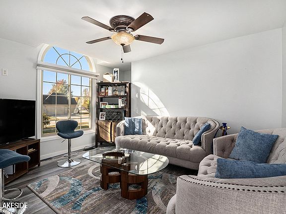 5th image of 2679 Larch Dr