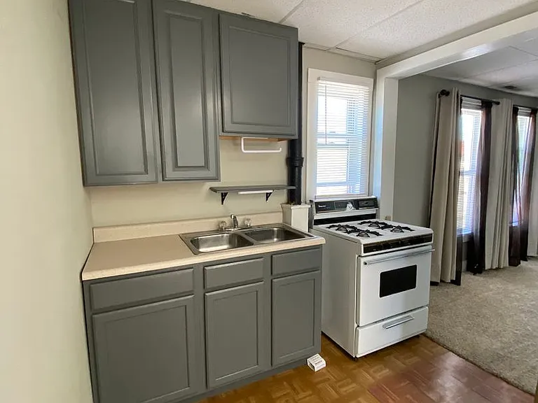 58-60 W Clinton St — Photo 14