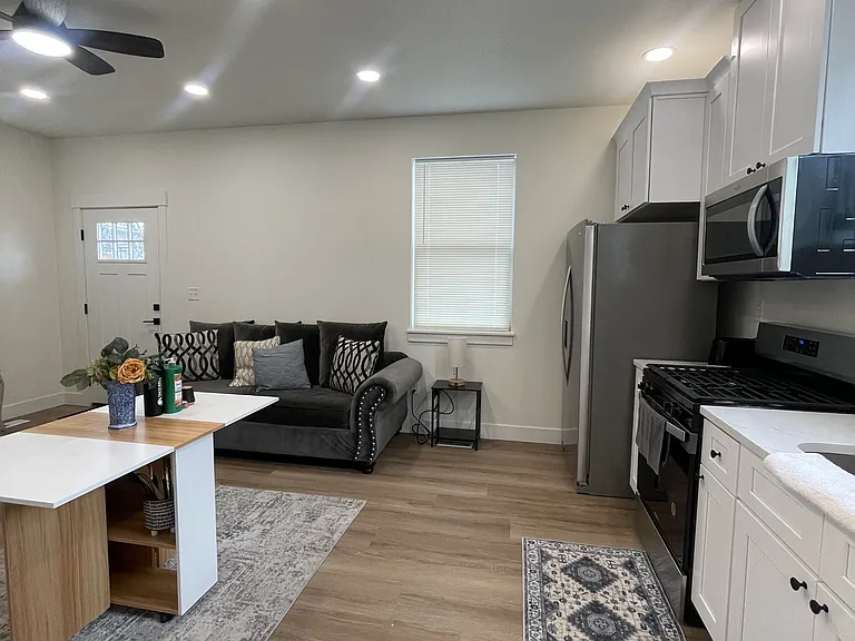 2233 Jefferson Ave #4 — Photo 3