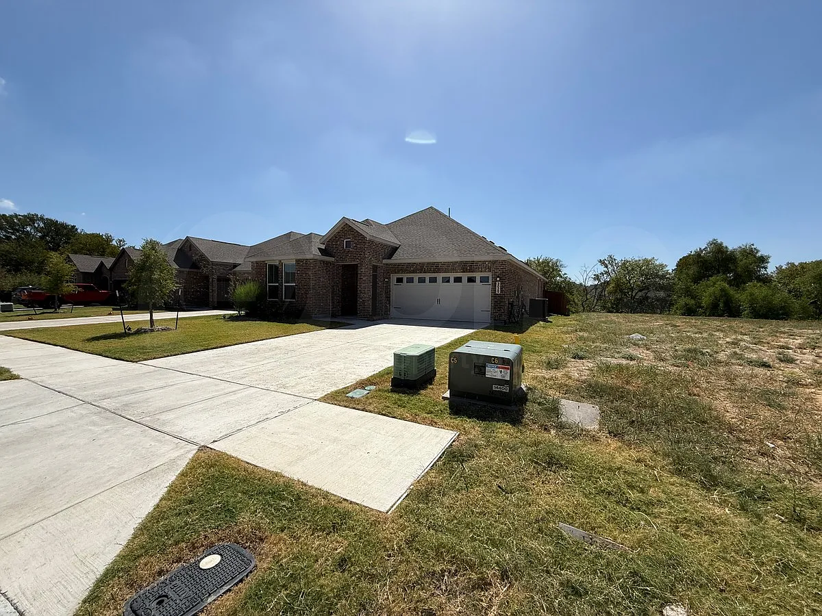 3 bed, 2.0 bath, 1972 sqft, $2,300 — Photo 4