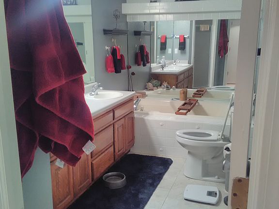 MASTER W/ JETTED TUB