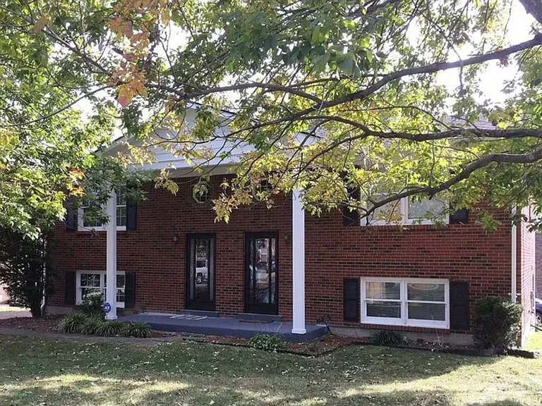 404 Whispering Hills Dr — Photo 1