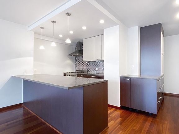 5th image of 300 E 33rd St APT 3D