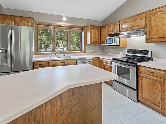 3rd image of 207 13th St N