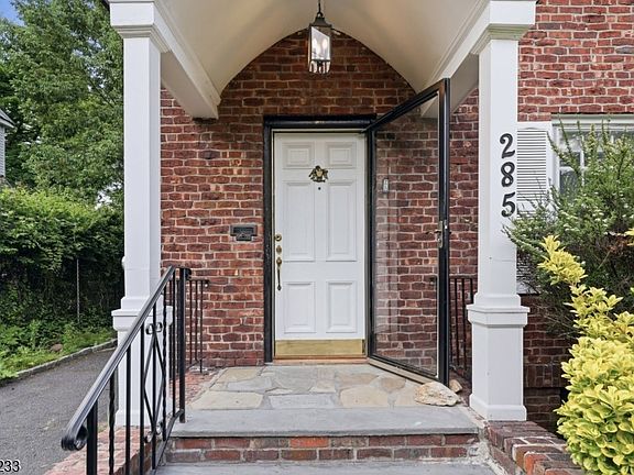 3rd image of 285 W Hudson Ave