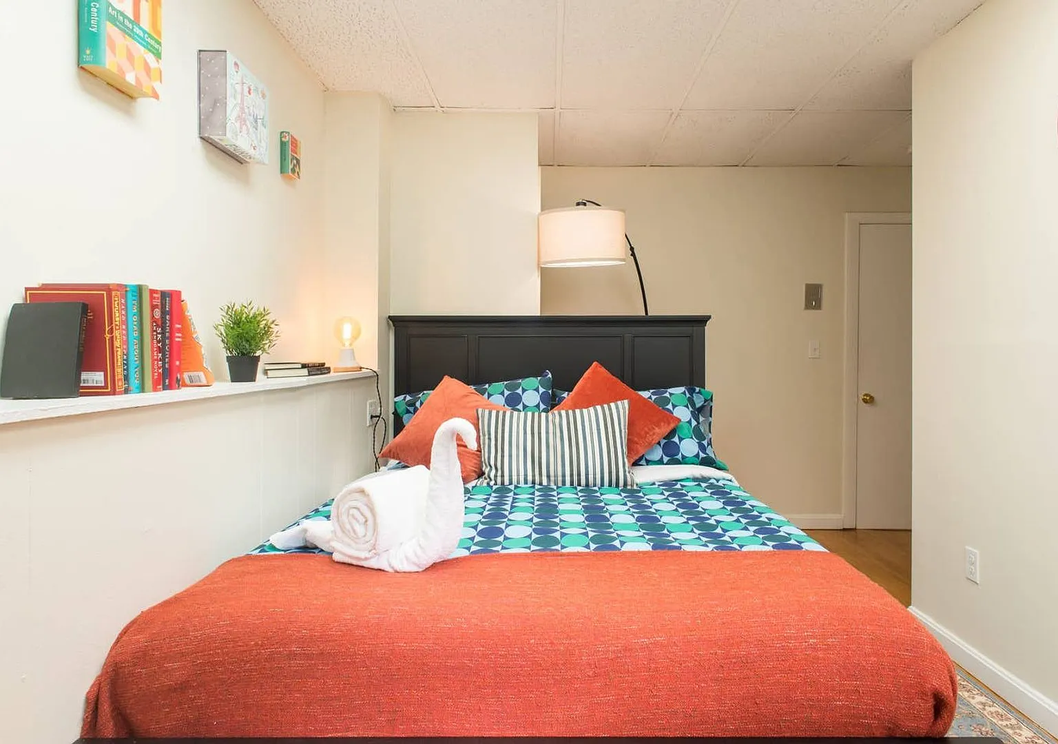 No brokers Fee, No Security Depsit, heat, Hot water Included, Laundry on a Site — Photo 1