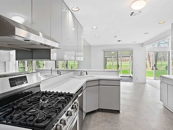 4th image of 3 Lakeview Dr