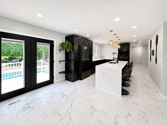 3rd image of 5 Nottingham Cir