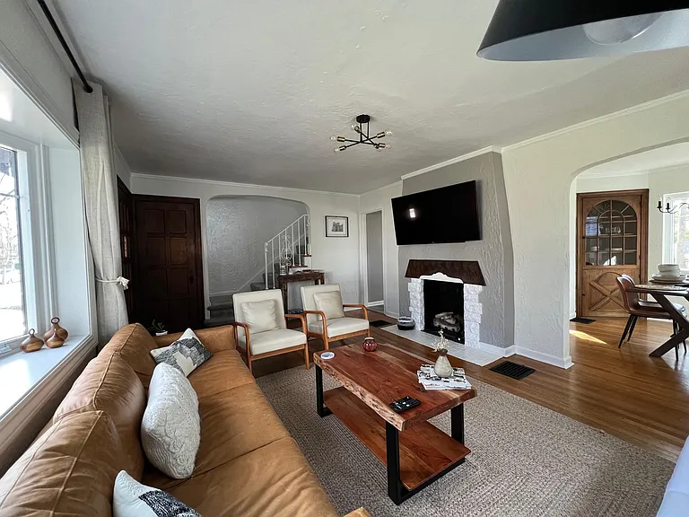 426 Telford Ave — Photo 3