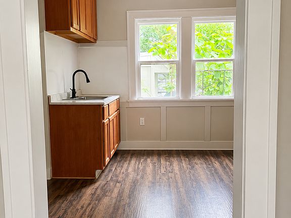 3rd image of 1462 Parkhill Rd