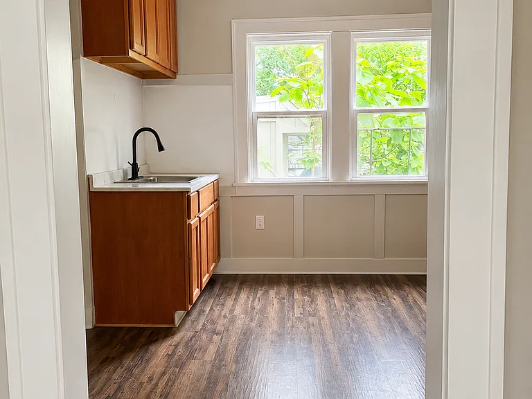 1462 Parkhill Rd — Photo 3