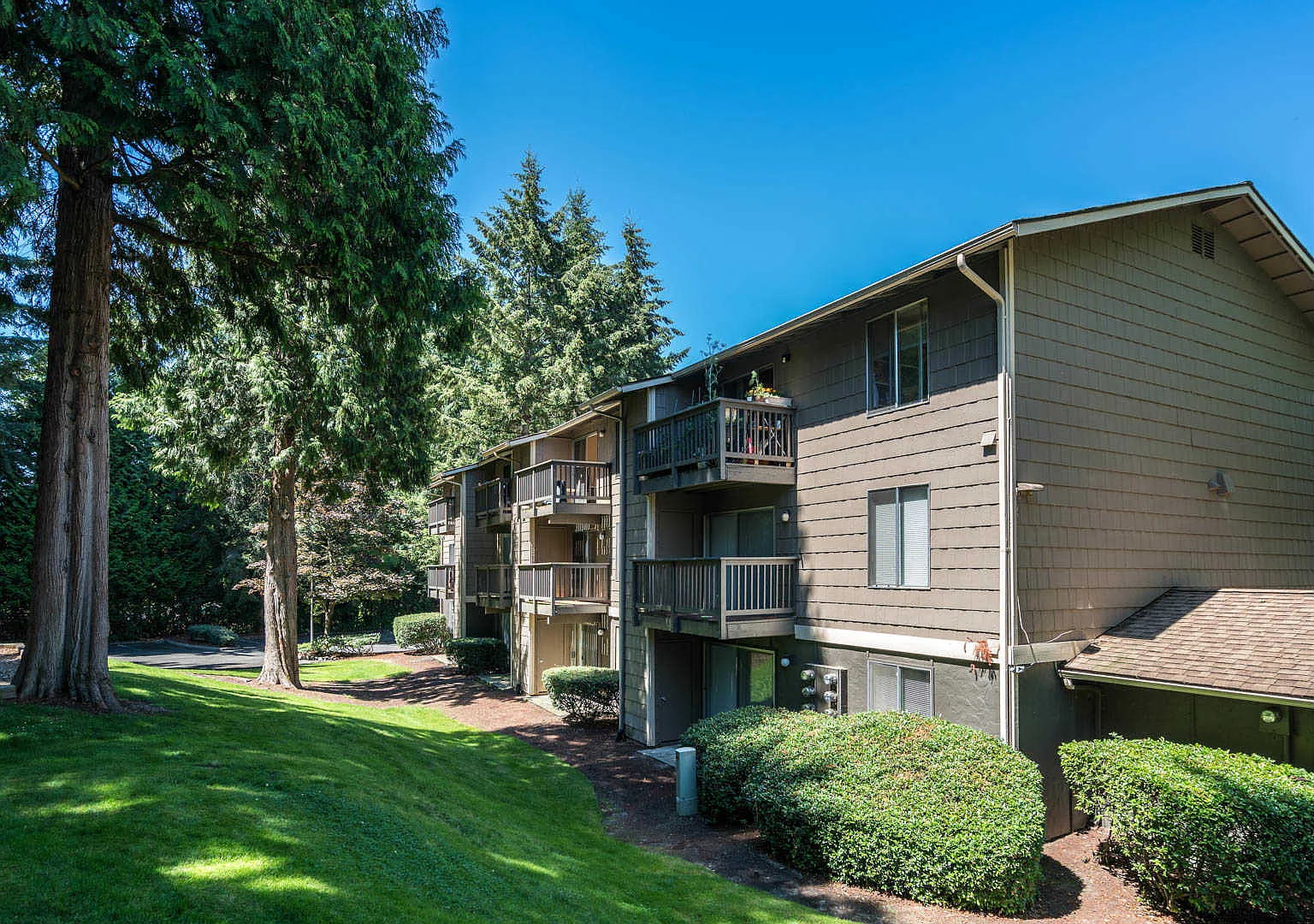 Redmond Court — Photo 1