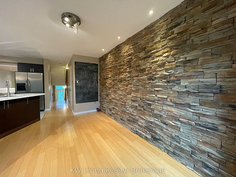 60 Coburg Cres — Photo 14