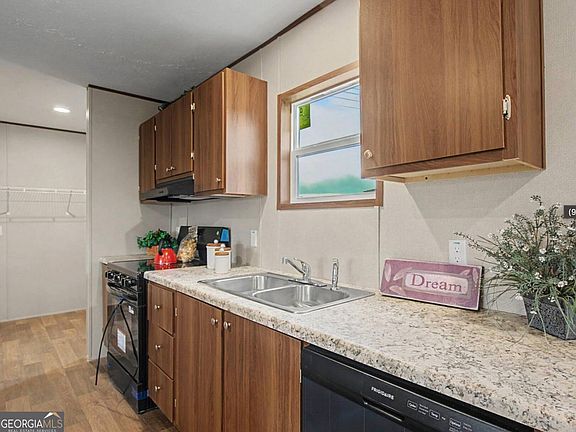 4th image of 18 Leslie Ln