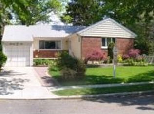 75 N Strathmore St, Valley Stream, NY 11581