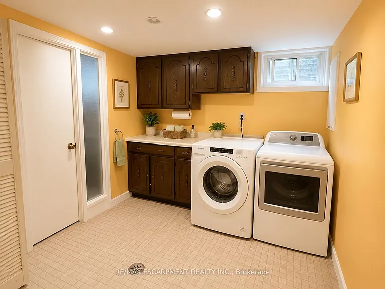 421 Canterbury Cres — Photo 16