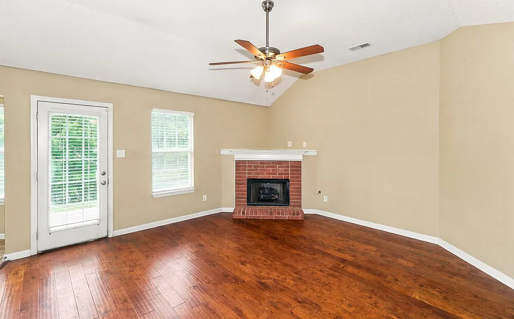 3 bed, 2.0 bath, 1288 sqft, $1,705 — Photo 4