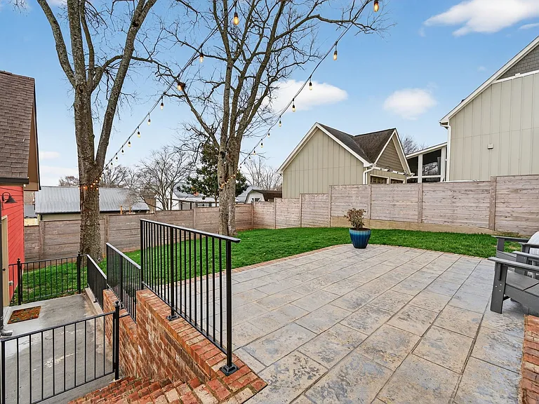 605 W End Cir — Photo 36