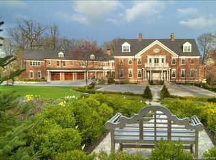 327 N Mayflower Rd, Lake Forest, IL 60045