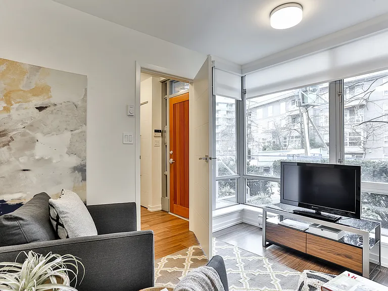 1529 W Pender St — Photo 18