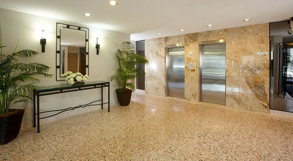 Royale Apartments — Photo 4