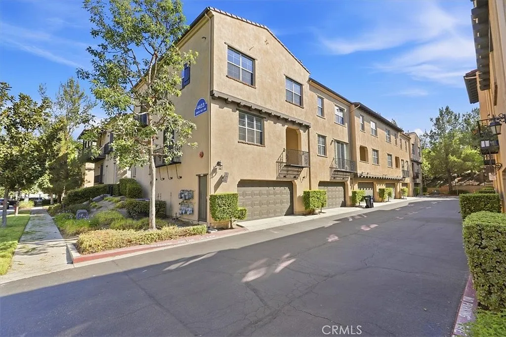 4433 Owens St — Photo 2