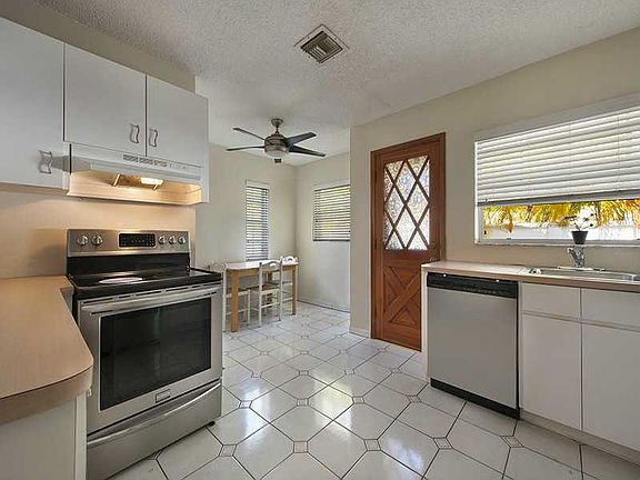 3rd image of 221 Palm Ave