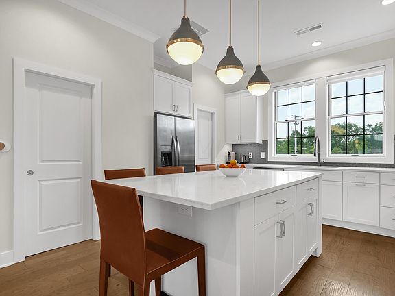 5th image of 2488 Westmont Blvd