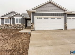 212 Landmark Cir, Harrisburg, SD 57032