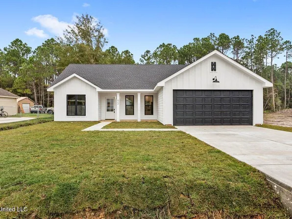 622 Edna St, Waveland, MS 39576